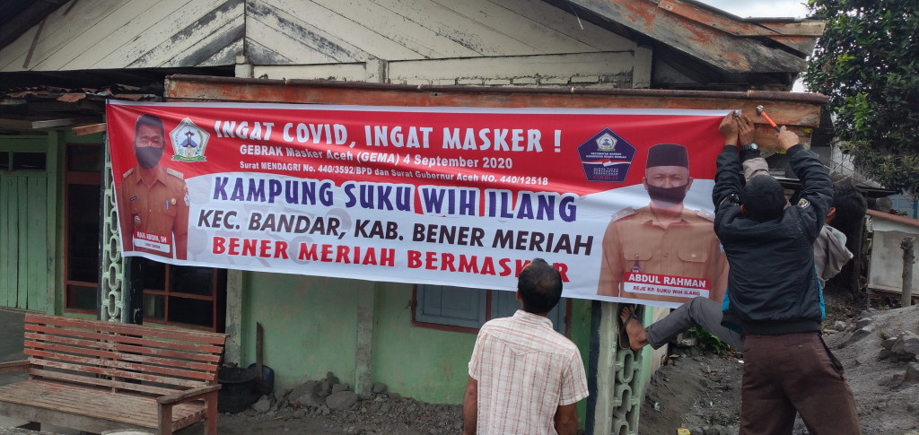 Himbauan Memakai Masker menggunakan spanduk di Kampung Suku Wih Ilang